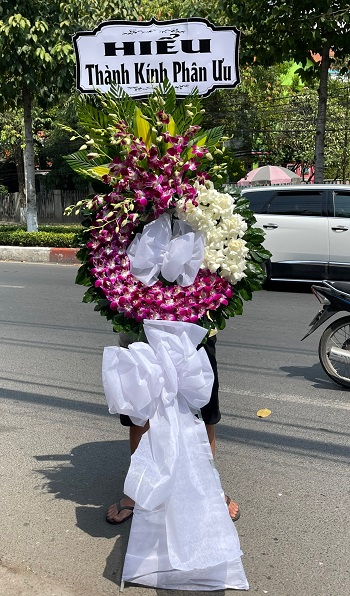 19-vong-hoa-tang-le-dep-nhat-hoc-mon-